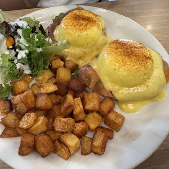 Aloha Kitchen - Spinach and salmon Benedict - Breakfast & Brunch Near Me - Honolulu, Hawaii