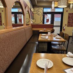 Aladdin's Eatery - Worthington - Dining area