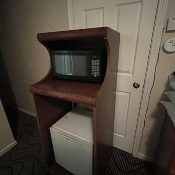 Nevada City Inn - Dirty fridge - Hotels Near Me - Nevada City, California