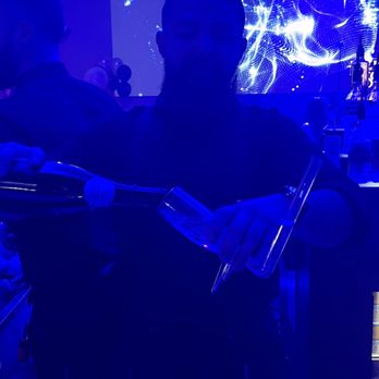 Heights Social - Champagne pour - Bars Near Me - Houston, Texas Heights Social - Champagne pour - Bars Near Me - Houston, Texas
