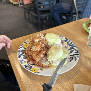 Moon Rise Cafe - Eggs Benedict with added ham - Breakfast & Brunch Near Me - Lakewood, Washington