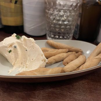 Entre Santos - Even the simple crackers and cheese were addicting - Cocktail Bars Near Me - Madrid, M Entre Santos - Even the simple crackers and cheese were addicting - Cocktail Bars Near Me - Madrid, M