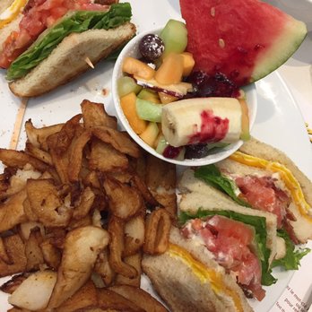 Petinos - Breakfast Club - Breakfast & Brunch Near Me - Saint-Laurent, Quebec