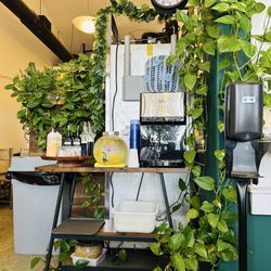 Poké Oka - Lovely climbing vines and lemon water