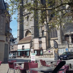 Café du Commerce - Terrasse au pied de l'église