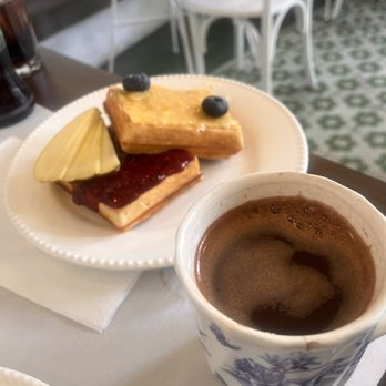 Me lo dijo Adela - Waffles con dos diferentes mermeladas guayaba y zarzamora rellenos de crema Chantilly. - Mexican Near Me - Aguascalientes, AGU Me lo dijo Adela - Waffles con dos diferentes mermeladas guayaba y zarzamora rellenos de crema Chantilly. - Mexican Near Me - Aguascalientes, AGU