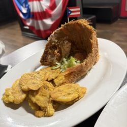 Raices Boricuas Restaurant lounge - Chillo Frito y plátanos