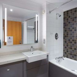 DoubleTree by Hilton Hotel Swindon - Guest room bath