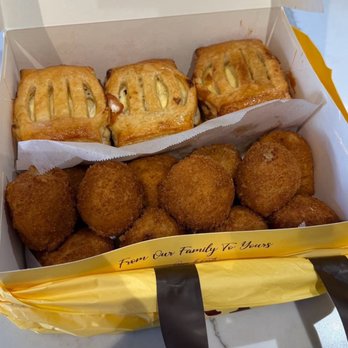 Porto's Bakery & Cafe - Refugiado (Guava and Cheese Strudel) - Dozen (Best Value) (top) & Potato Ball (Papa Rellena) - Dozen (bottom) | IG: @nomwithelaine - Bakeries Near Me - Glendale, California Porto's Bakery & Cafe - Refugiado (Guava and Cheese Strudel) - Dozen (Best Value) (top) & Potato Ball (Papa Rellena) - Dozen (bottom) | IG: @nomwithelaine - Bakeries Near Me - Glendale, California
