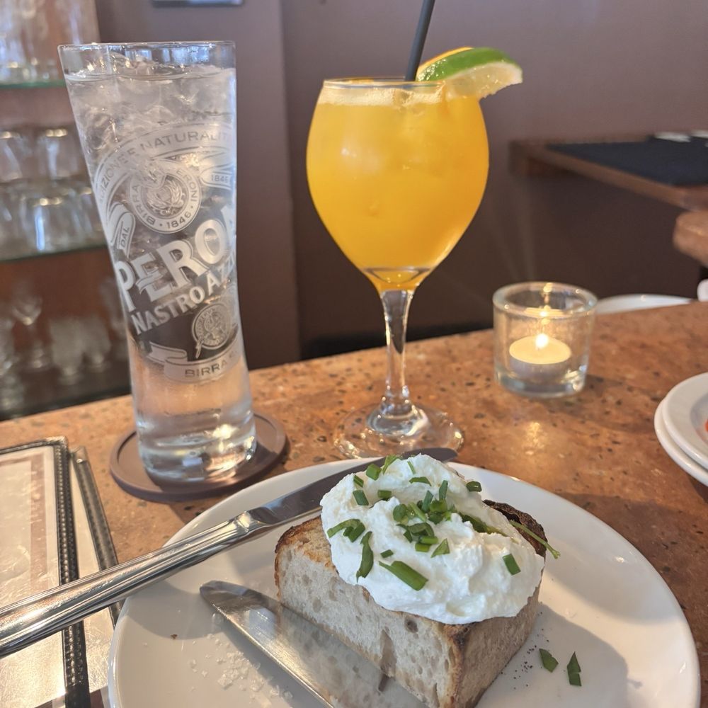 Happy hour bread and mocktail. Yum!