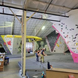 Hollywood Boulders - Very large area and routes from V0 (easier) to pro-level.
