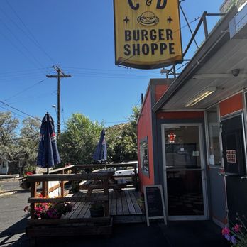 C & D Burger Shoppe - Place to eat inside and outside, good bathroom - Burgers Near Me - Klamath Falls, Oregon
