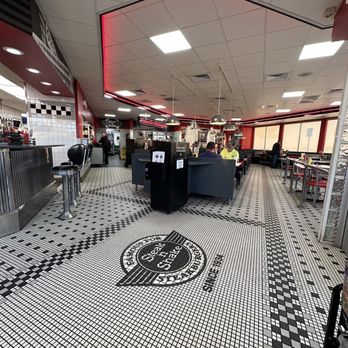 Steak ’n Shake - Inside - Burgers Near Me - Broken Arrow, Oklahoma