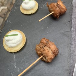 L'Embellie - Pancake with goat cheese and chicken skewer