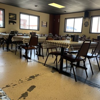 The Brick BBQ - Main dining area - Barbeque Near Me - Marshall, Missouri