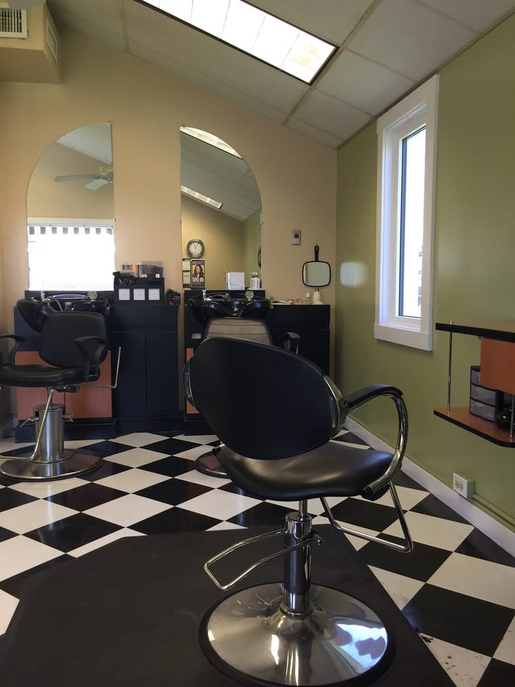 Laura D's Hair & Day Spa Logo