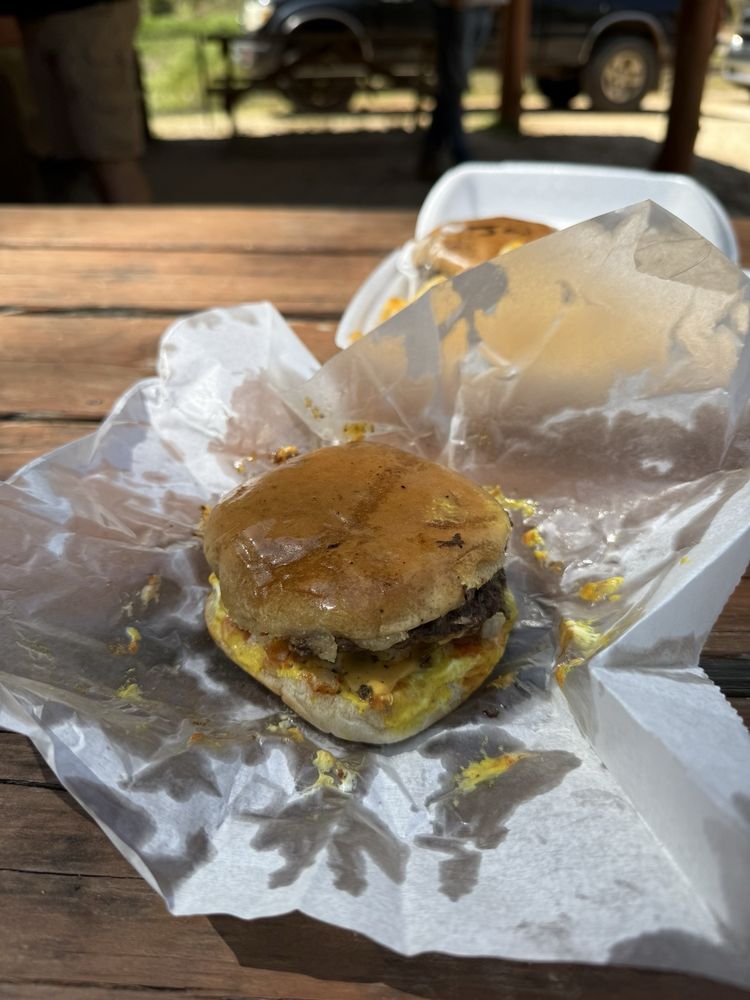 Dave’s Burger Barn Logo