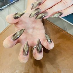 UT Nails & Spa - Cat eyes