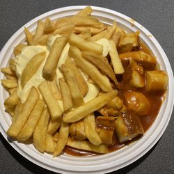 Imbiss der Holländer - Currywurst, Pommes, Mayo.