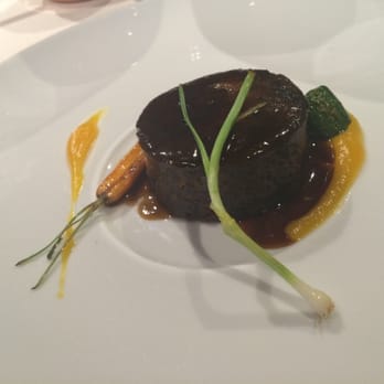 La Sucursal - ¿Brownie? ¡No! Carrillera rellena de foie y salsa de zanahoria con reducción de rabo de toro. - Mediterranean Near Me - Valencia, V