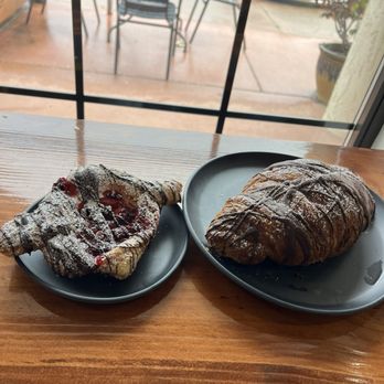 Bee’s Bakery Cafe - Bakeries Near Me - Oakhurst, California