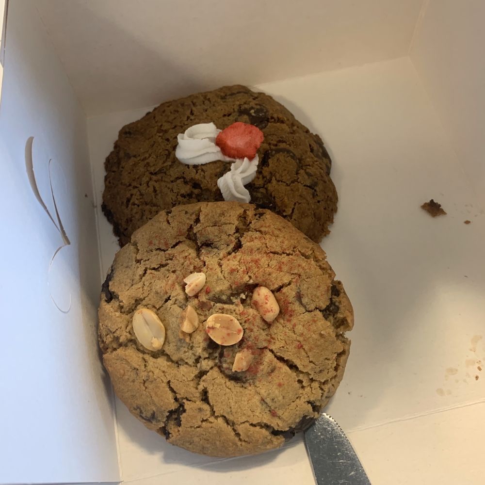 Humbledough - Strawberries and cream and peanut butter cookie - Desserts Near Me - London, XGL Humbledough - Strawberries and cream and peanut butter cookie - Desserts Near Me - London, XGL