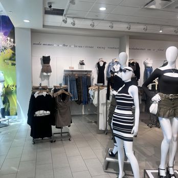 Windsor - cute dress display inside windsor! - Accessories Near Me - Santa Clarita, California