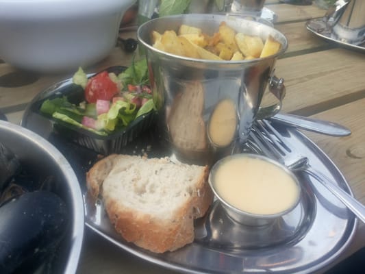 Mossel & Gin by null