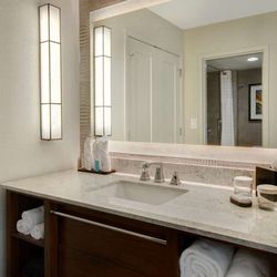 Embassy Suites by Hilton Detroit Metro Airport - Guest room bath
