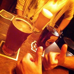 Pub Nelson - Bonne biere et serveurs marrants et la musique s'ameliore rien que pour nous  :)