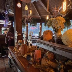Saucy Mama’s Jook Joint - Interior decor