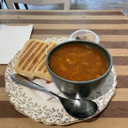 Le Packwood - Vegetables soup and turkey  sandwich