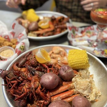 Circle M Crawfish - Seafood boil platter - Cajun/Creole Near Me - Big Sandy, Texas