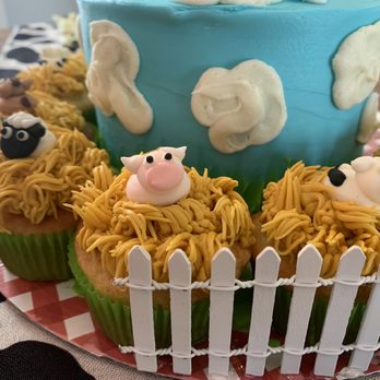 Edible Elegance By Eli - cupcakes decorated like farm animals - Custom Cakes Near Me - Bradenton, Florida Edible Elegance By Eli - cupcakes decorated like farm animals - Custom Cakes Near Me - Bradenton, Florida