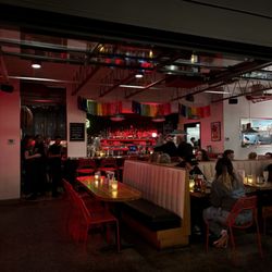 Francis Burger Joint - Ambiance, interior seating