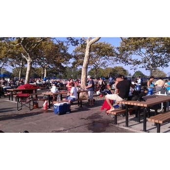 Manhattan Beach - Picnic tables - Beaches Near Me - Brooklyn, New York