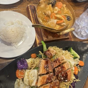 Thai Hot Restaurant - SS8. N7. Crispy Pork Noodle C4. Massamun Curry - Thai Near Me - Indio, California