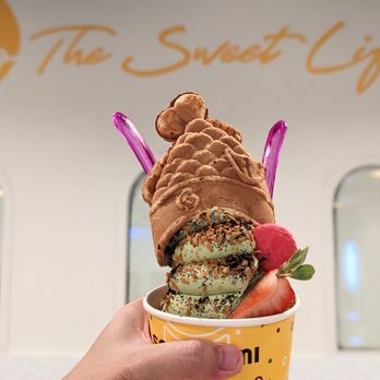 Somisomi - Upside down ahboong. Matcha ice cream with red bean filling. Unlimited toppings. 3 out of 5. - Ice Cream & Frozen Yogurt Near Me - Fullerton, California Somisomi - Upside down ahboong. Matcha ice cream with red bean filling. Unlimited toppings. 3 out of 5. - Ice Cream & Frozen Yogurt Near Me - Fullerton, California
