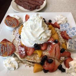 Fruit mountain cakes/ turkey bacons