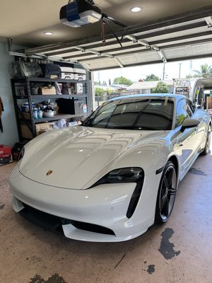B’s Auto Glass - Up-and-coming small business specializing in mobile windshield replacements and chip repairs—completely free mobile service! We use the latest technology and tools to ensure your glass is repaired or replaced quickly and efficiently.