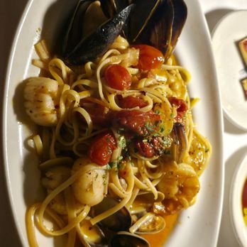Il Fornaio - Linguine Mare Chiaro - Italian Near Me - Manhattan Beach, California Il Fornaio - Linguine Mare Chiaro - Italian Near Me - Manhattan Beach, California