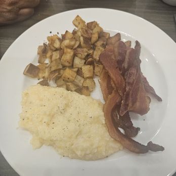 Hilton Garden Inn Jackson Downtown - OMG Cheese Grits! - Hotels Near Me - Jackson, Mississippi