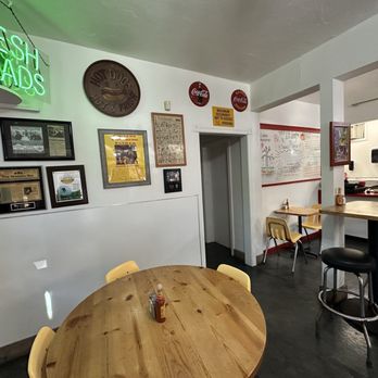 Main Street Footers - Interior. Very spacious and decorated nicely. Always clean and orderly. - Hot Dogs Near Me - Turlock, California