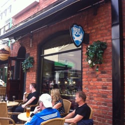 Harry's - Street front seating