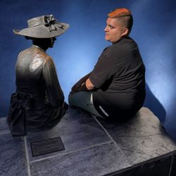 Anaheim GardenWalk - Statue conversations