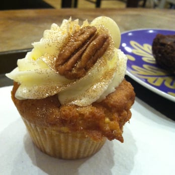 Emilie & the Cool Kids - Vanilla Praline cupcake up close, you can see the edible sparkles! - Breakfast & Brunch Near Me - Nice, 06 Emilie & the Cool Kids - Vanilla Praline cupcake up close, you can see the edible sparkles! - Breakfast & Brunch Near Me - Nice, 06