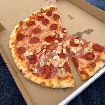 D'Amores Pizza - Half pep, chicken, Canadian bacon - Italian Near Me - Malibu, California D'Amores Pizza - Half pep, chicken, Canadian bacon - Italian Near Me - Malibu, California