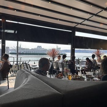 Elliott's Oyster House - Seated inside with a view - Seafood Near Me - Seattle, Washington Elliott's Oyster House - Seated inside with a view - Seafood Near Me - Seattle, Washington