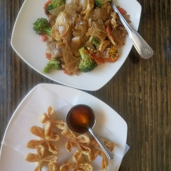 Exotic Thai Restaurant - Wonton filled with cream cheese & crab along with veggie flat noodle dish. - Thai Near Me - Ojai, California Exotic Thai Restaurant - Wonton filled with cream cheese & crab along with veggie flat noodle dish. - Thai Near Me - Ojai, California