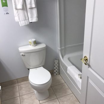 Days Inn - Bathroom - Hotels Near Me - Edmundston, New Brunswick Days Inn - Bathroom - Hotels Near Me - Edmundston, New Brunswick